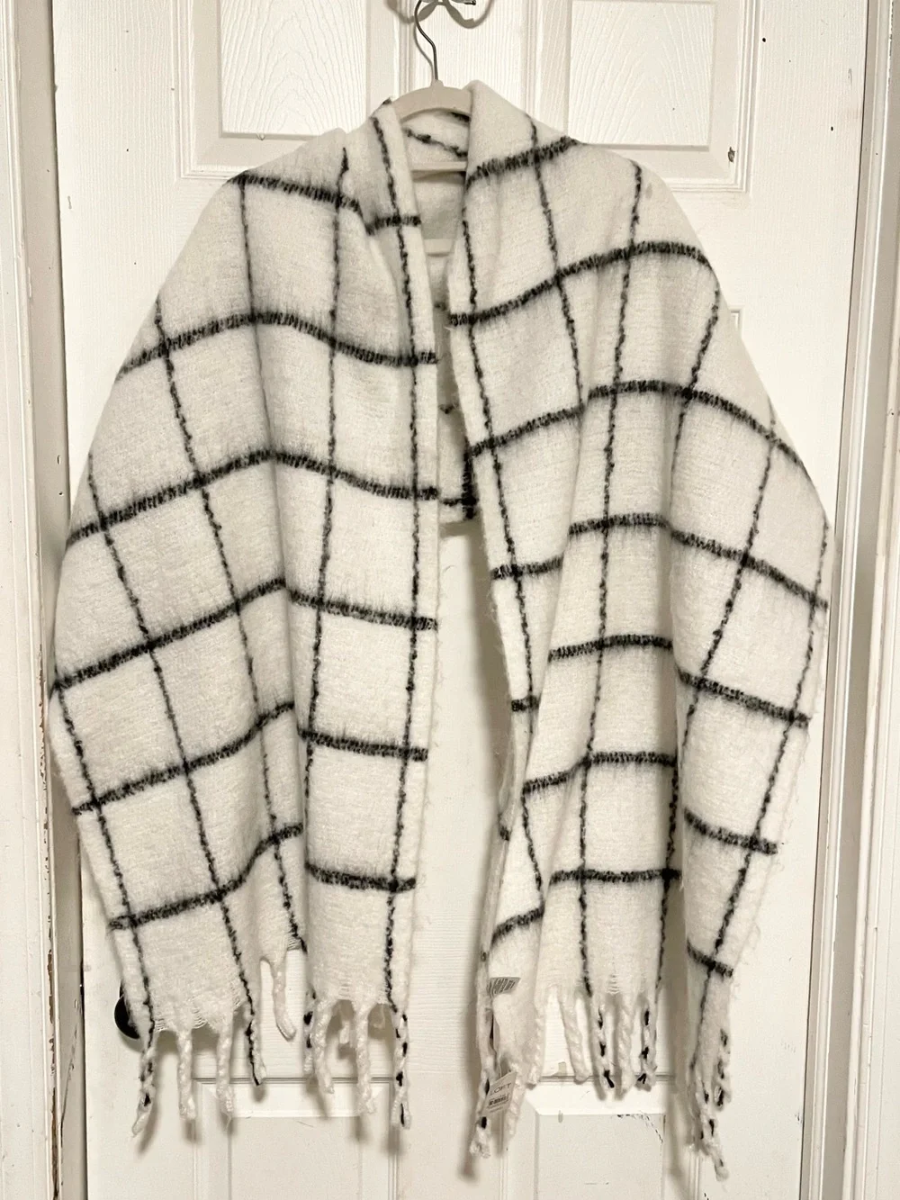 New LOFT Cozy White & Black Grid windowpane fuzzy scarf/shaw/throw